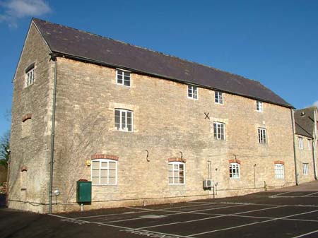 Front view of Spinners Court office building in Witney